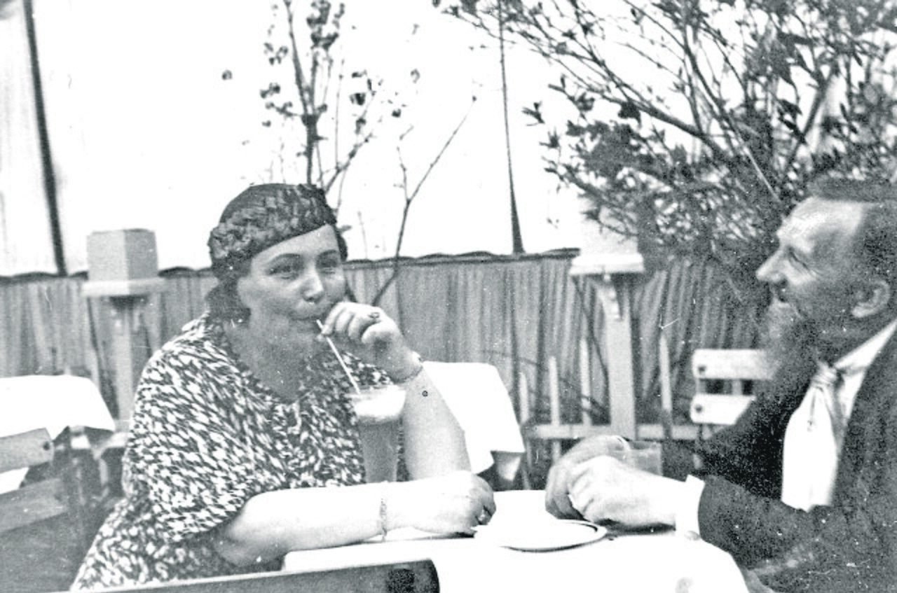 Liudas Gira and his wife seated in Konradas Cafe in Kaunas in 1930
