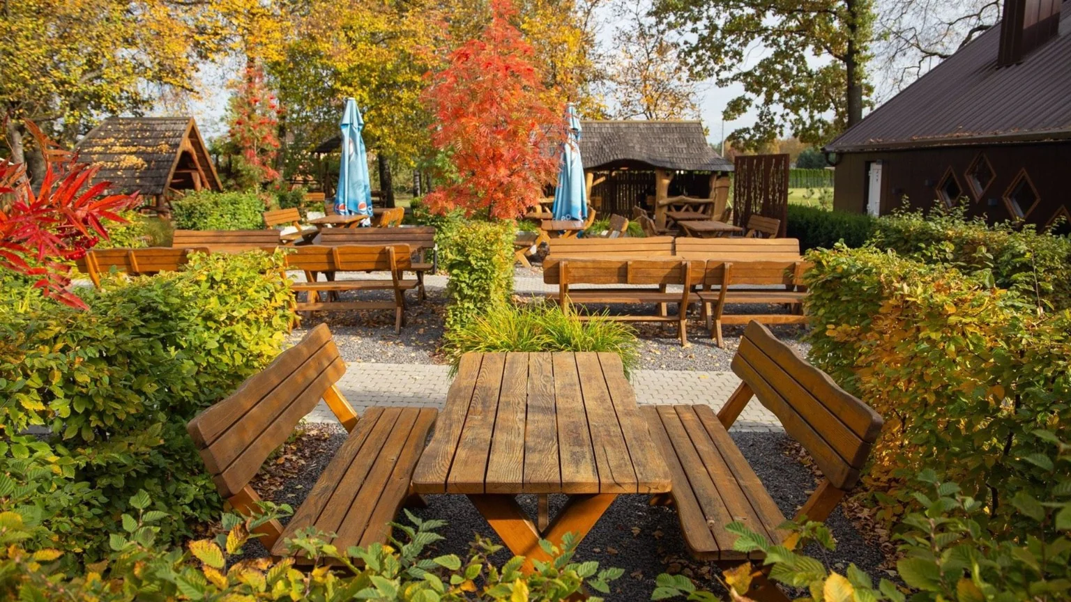 Outdoor garden seating at Ringaudų šašlykinė