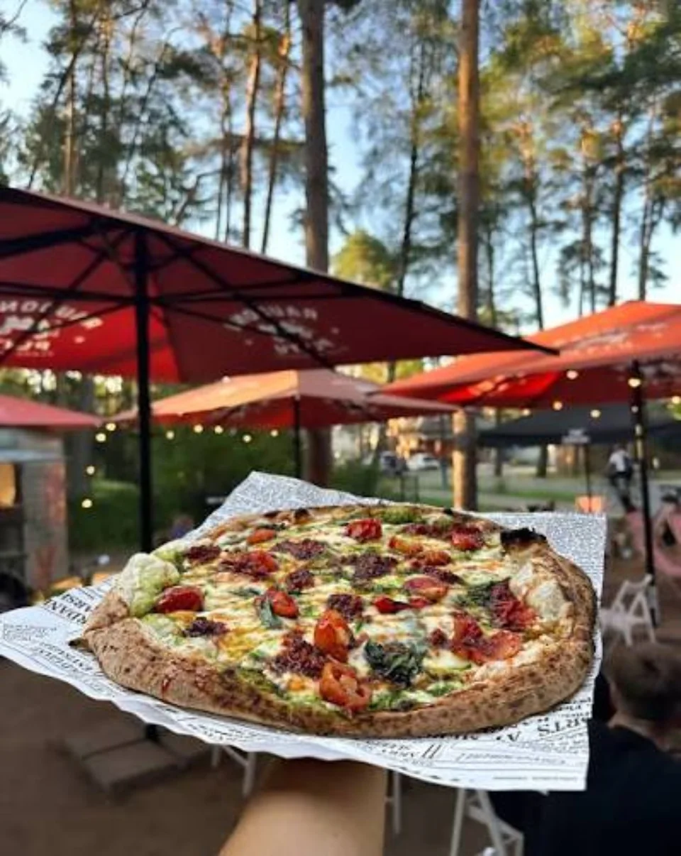 Pizza at Kumeliuko Sapnas with the Kačerginė pine terrace behind it